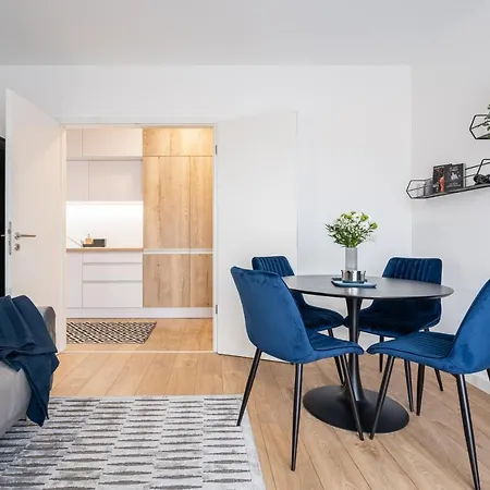 Rose Garden Apartment *
